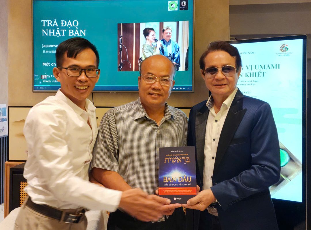 Tặng sách BAN ĐẦU BẢY TỪ DỰNG NÊN MỌI SỰ cho Nhà văn Trần Trung Kiên và Ca sĩ diễn viên Hoàng Thanh